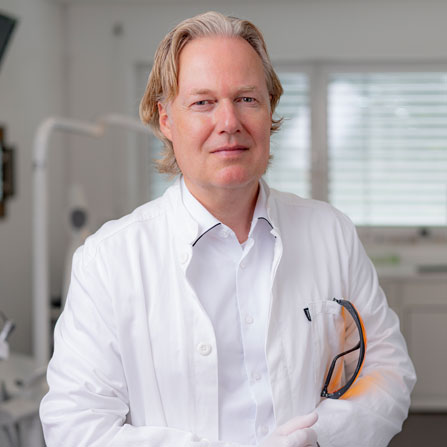 Dr. Henning Büscher